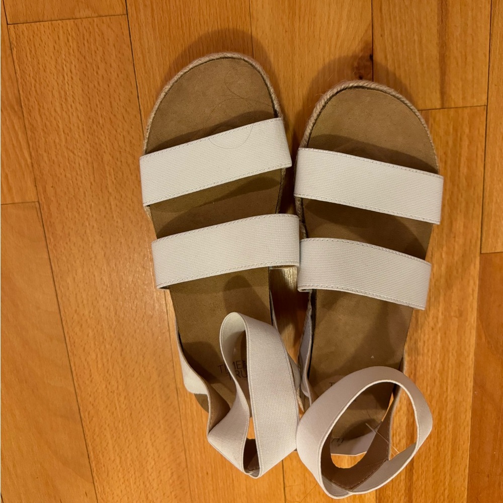 White elastic ankle strap sandals size 7. Molded footbed w trendy rope platform